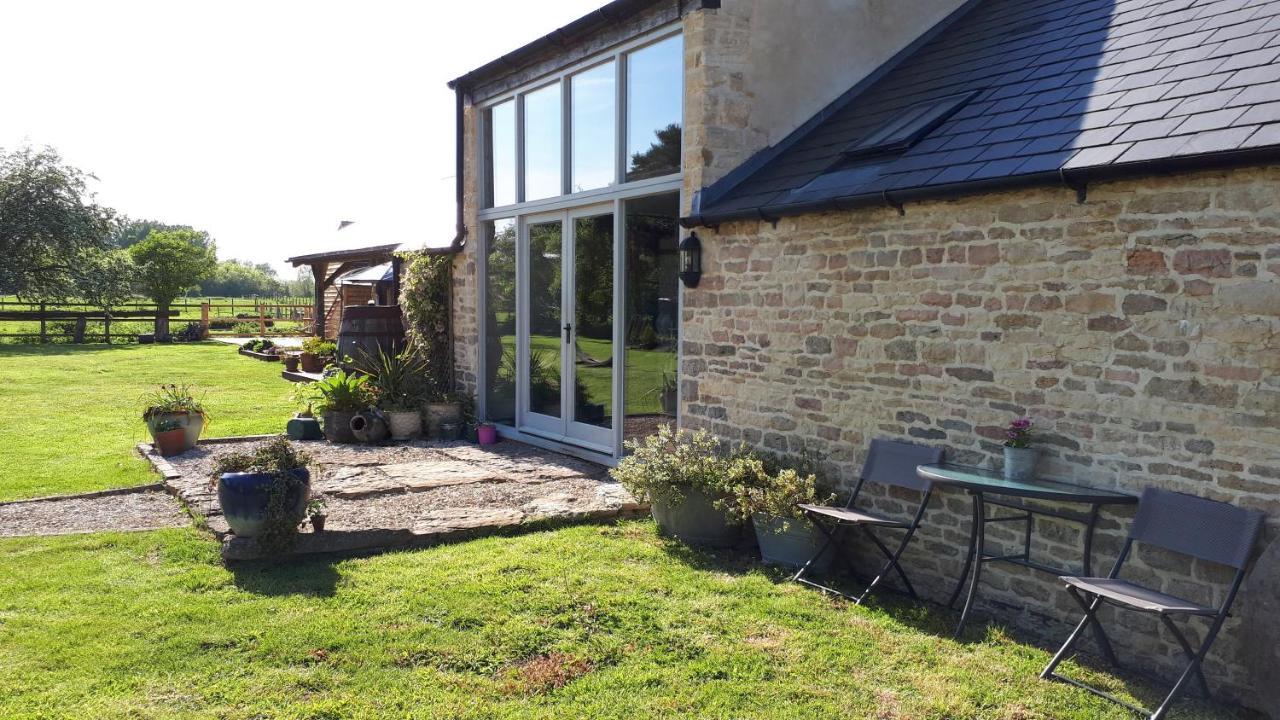 The Byre North End Farm Bed & Breakfast Ashton Keynes Exterior photo